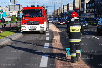 Strazacy usuwaja blisko dwustumetrowa plame oleju na...