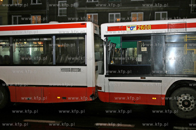 Kolizja drogowa na ul.Kartuskiej.
Jadacy bialy autobus...