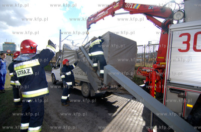 Gdansk Stocznia. Samochod dostawczy wjezdzajac na wiaduk...