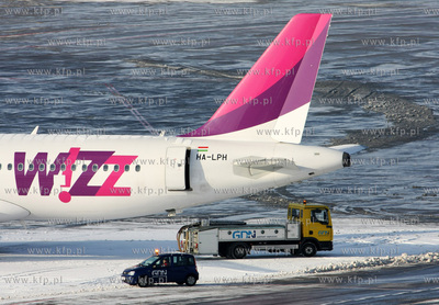 Gdansk, Rebiechowo. Zima na lotnisku. Nz. Airbus A320-233...