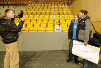 Monique Currie, (z prawe pozuje do zdjecia) czolowa...