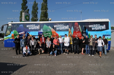 Gdynia reklamuje sie w Warszawie. Nz. kolorowy autobus...