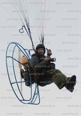 Gdynia. Paralotniarz - fotoreporter latajacy na nad...