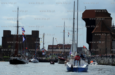 Gdansk. Zlot zaglowcow Baltic Sail 2009.  Parada Zagli...