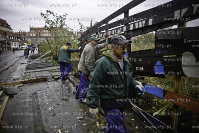 Przewalone ploty i wyrwane z korzeniami drzewa to skutek...