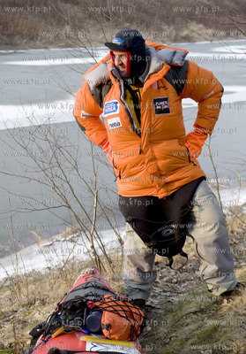 Podroznik Marek Kaminski podczas kajakowego splywu...
