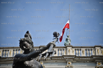 Zaloba naradowa po katastrowie prezydenckiego samolotu...