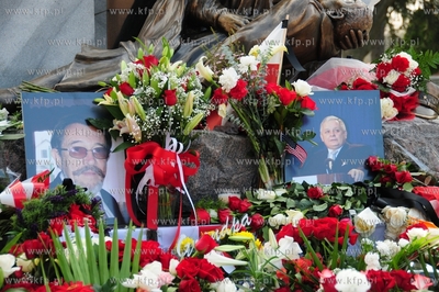 Chicago. Pomnik Katynski. Polonia sklada hold ofiarom...