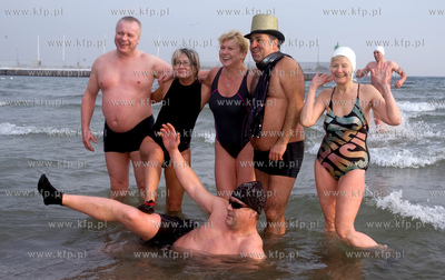 Gdynskie morsy zbieraly pieniadze na WOSP podczas niedzielnej...
