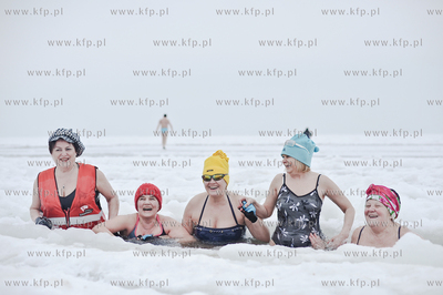 Kapiel gdanskich morsow na skutej lodem plazy w Jelitkowie....