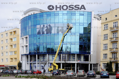 Gdynia. Montaz bilboarda na budynku biurowca Hossy...