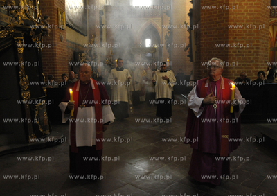 Nabozenstwo meki Panskiej w Wielki Piatek w Katedrze...
