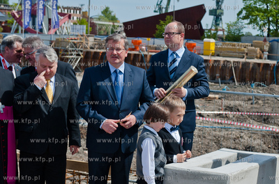 Pomnik Trzech Krzyzy na Placu Solidarnosci w Gdansku.....