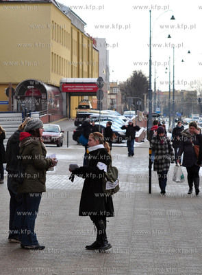 Gdansk. Rozdawanie ulotek przy wejsciu glownym do budynku...