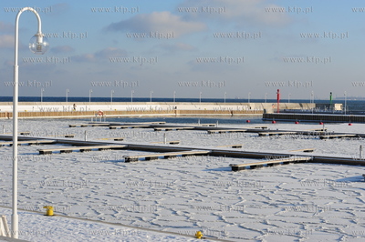 Zimowe molo w Sopocie. Nz. zamarznieta przystan jachtowa....