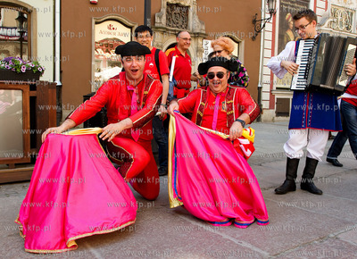 Gdansk. Ulica Dluga. Hiszpanscy kibice na ulicach starego...