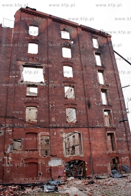 Starogard Gdanski. Zgliszcza zabytkowego mlyna po pozarze....