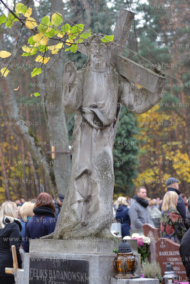 Dzien Wszystkich Swietych na cmentarzu parafialnym...