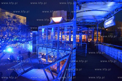 Ogolnoswiatowa akcja Na niebiesko dla autyzmu. Nz podswietlony...