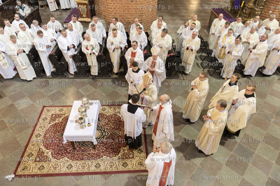 Pelplin. Msza Swieta Krzyzma w Wielki Czwartek w Bazylice...