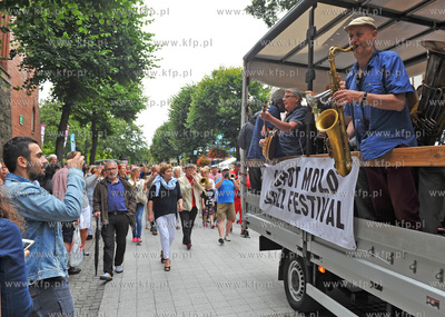 Sopot. Molo Jazz Festival. Pochod Nowoorleanski z Placu...