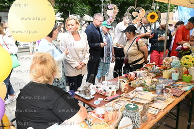 Symboliczne przejście przez Drzwi do Tolerancji. Marsz...