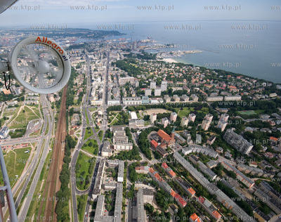 Centrum Gdyni z lotu ptaka. Widok w strone Portu. 20.07.2007...