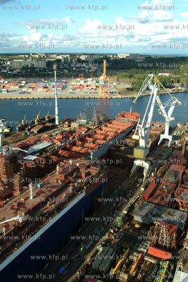 Stocznia Gdynia, widok z suwnicy. W dole suchy dok...