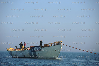 Zniszczony kadłub zaglowca Gen. Zaruski został odholowany...