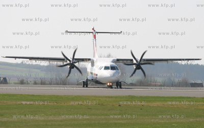 Port lotniczy w Gdansku Rebiechowie. Kolojacy samolot...