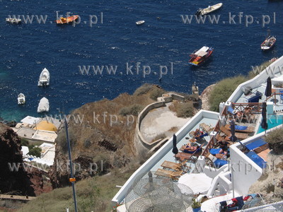 Grecja, wyspa Santorini. Charakterystyczne tarasy w...