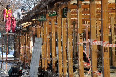 Rozbiorka pawilonow handlowych wzdluz starych murow...