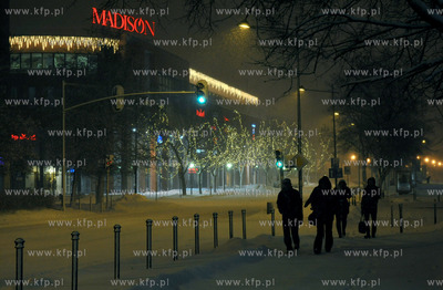 Nocne opady sniegu w Gdansku. Nz. C.H. Madison na ul....