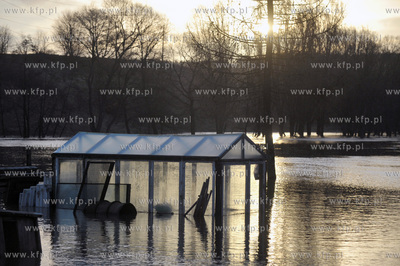 Wezbrane wody rzeki Radunia spowodowaly podtopienia...