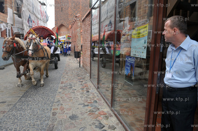 XIII Swiatowy Zjazd Kaszubow w Leborku. Barwny korowod...