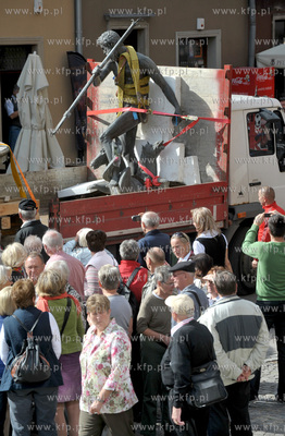 Gdansk. Demontaz figury Neptuna z fontanny na Dlugim...