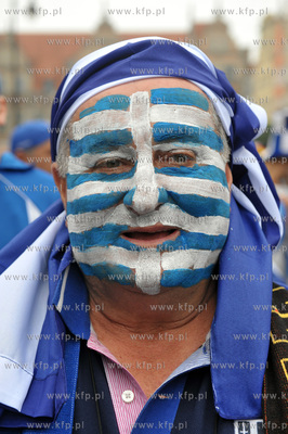 Dlugi Targ w Gdansku. Greccy kibice na ulicach Glownego...