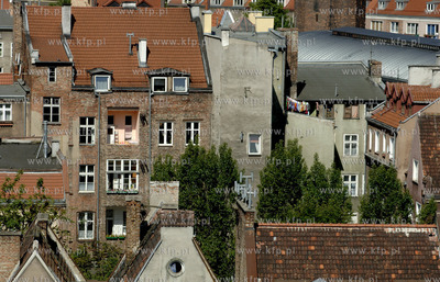 Gdansk.Widok z wiezy kosciola sw. Jana na domy w podworku...