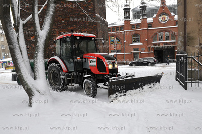 Zima na ulicach Gdanska. Odsniezanie przez ZdiZ placu...