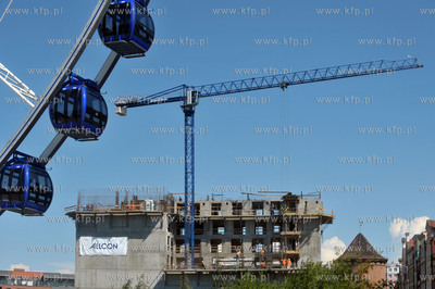 Wielkie kolo widokowe stanelo na Wyspie Spichrzow w...