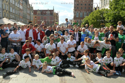 Proba bicia rekordu swiata w podawaniu pilki do rugby...