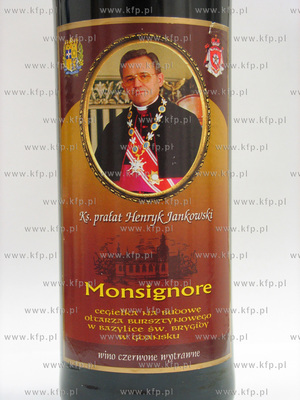 Butelka wina "Monsignore" z wizerunkiem ksiedza pralata...