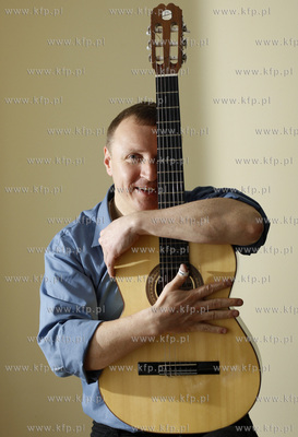 Posel Jacek Kurski i jego gitara. 17.04.2008 fot. Krzysztof...