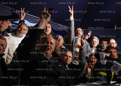 Gdansk. Stocznia Gdanska. Zwiazkowcy z OPZZ i Solidarnosci...