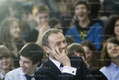 Gdynia. Gimnazjum nr 24 . Premier RP Donald Tusk wzial...