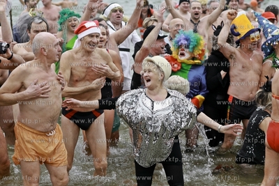 Noworoczna zimowa kapiel  gdanskich morsow na plazy...