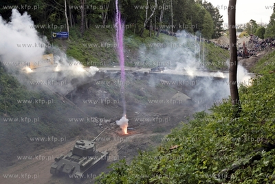 Wyburzanie Mostku Weisera na gdanskiej Strzyzy. Rozbiorke...
