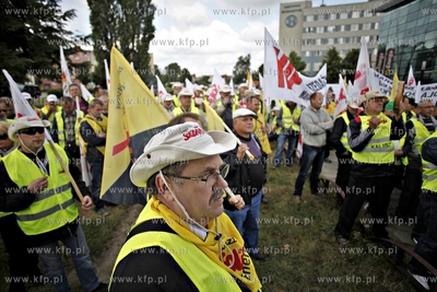 Gdansk. Demonstracja pracownikow firmy energetycznej...