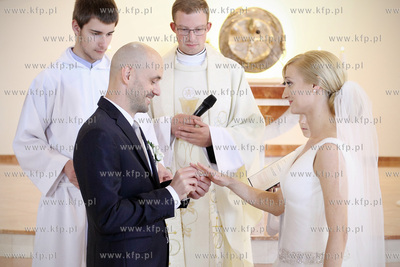 Slub Agnieszki Dabkowskiej i Wojtka Figurskiego w kosciele...