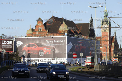 Ogromna reklama na dawnej przychodni kolejowej w Gdansku.
28.11.2013
fot....